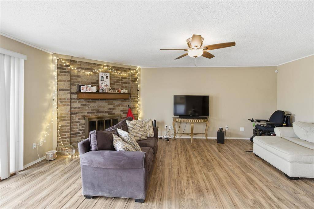 4217 Glen Pines Drive, Arlington, TX 76016