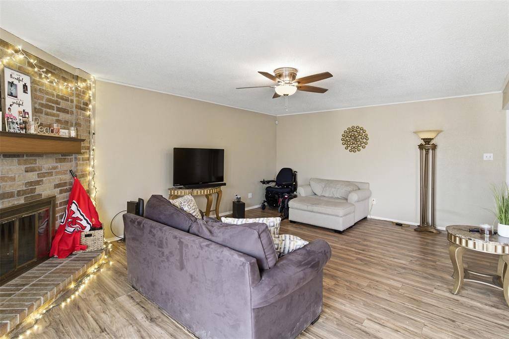 4217 Glen Pines Drive, Arlington, TX 76016