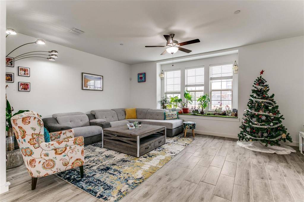 2732 Vista Park Lane, Lewisville, TX 75067