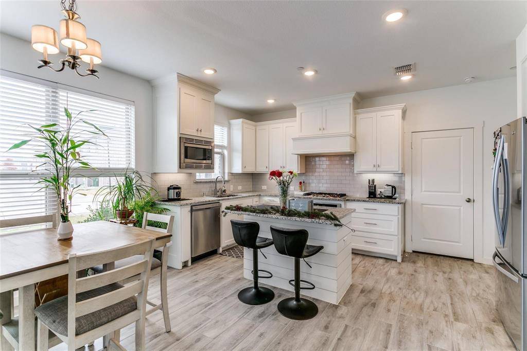 2732 Vista Park Lane, Lewisville, TX 75067