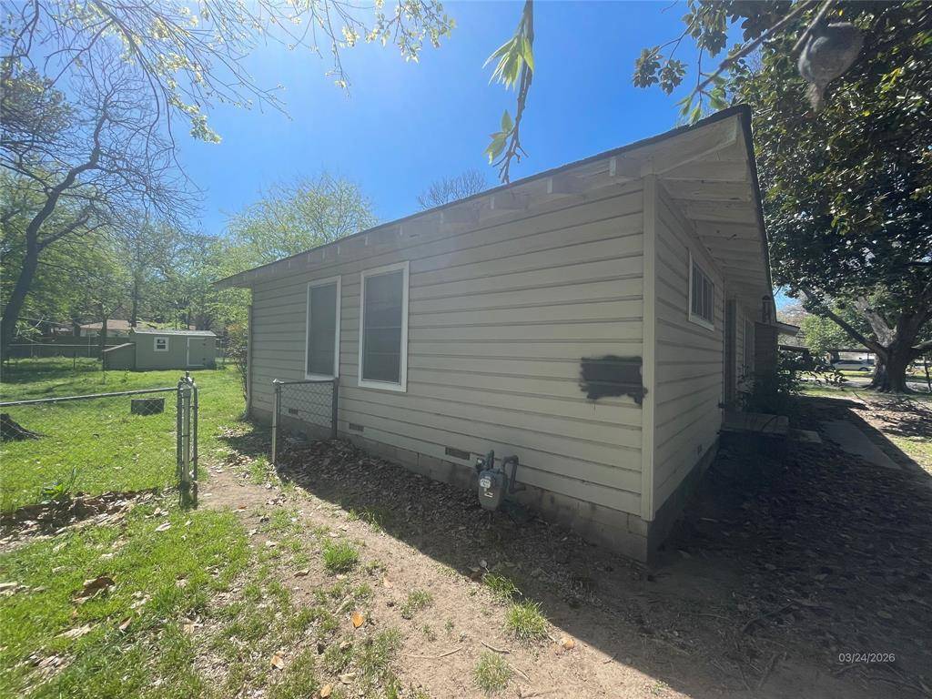 1100 Poe Street, Azle, TX 76020