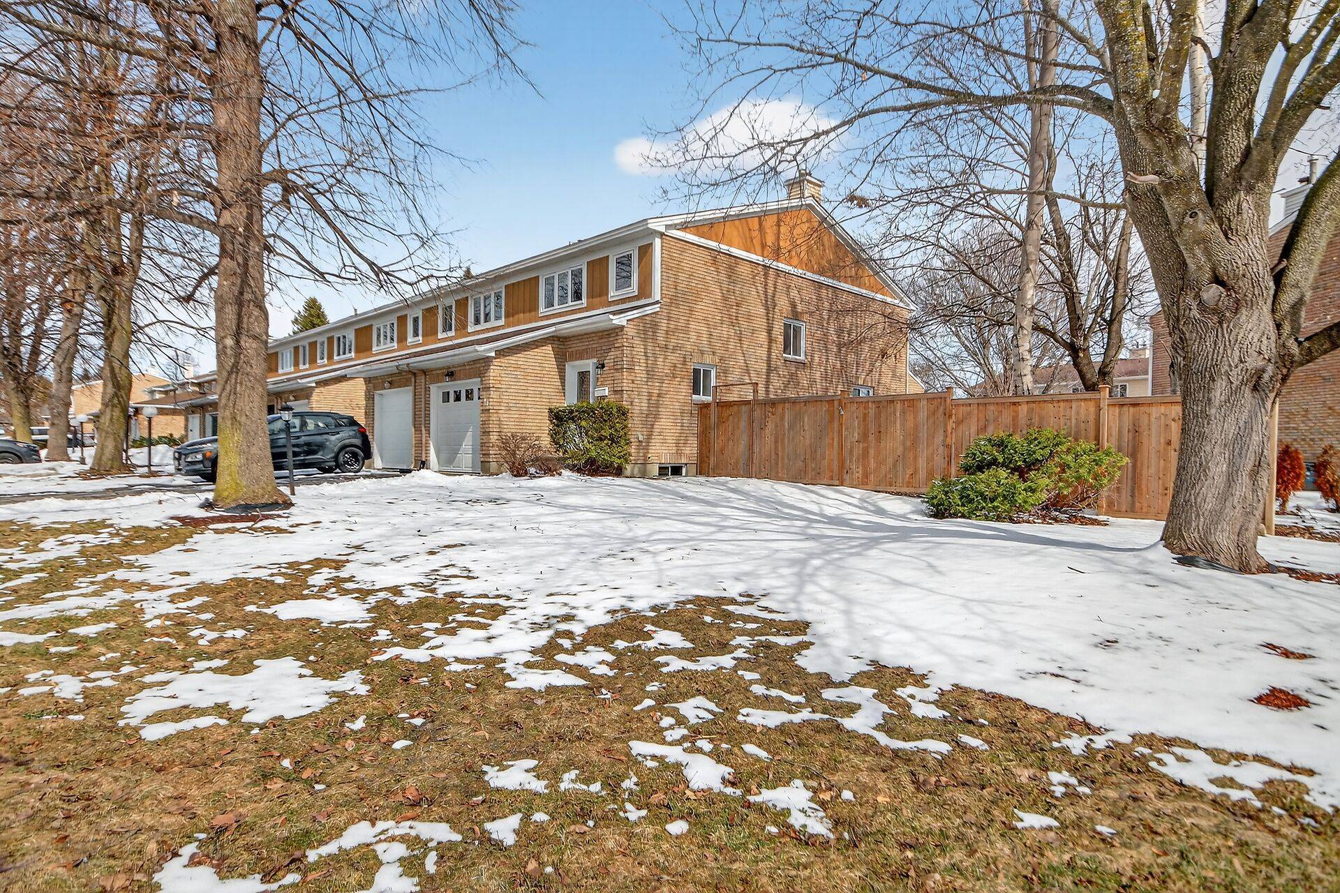 43 Hummingbird CRES, Barrhaven, ON K2J 3A5