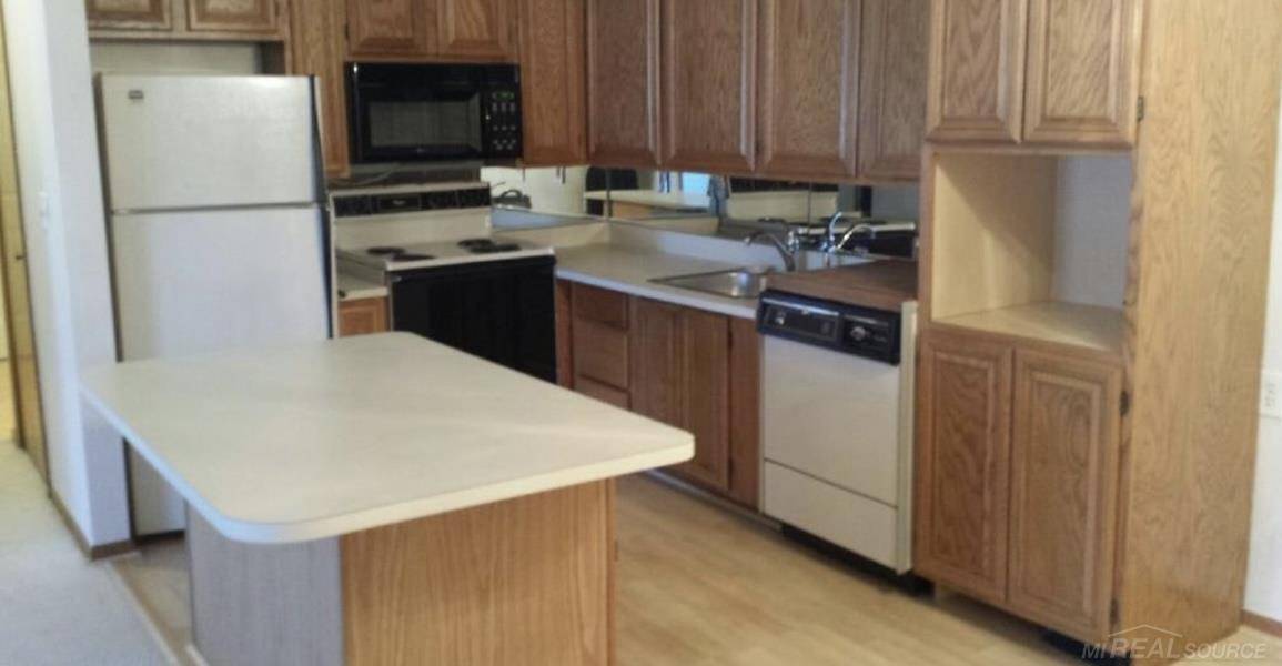 15530 Ashley CT, Macomb Twp, MI 48044