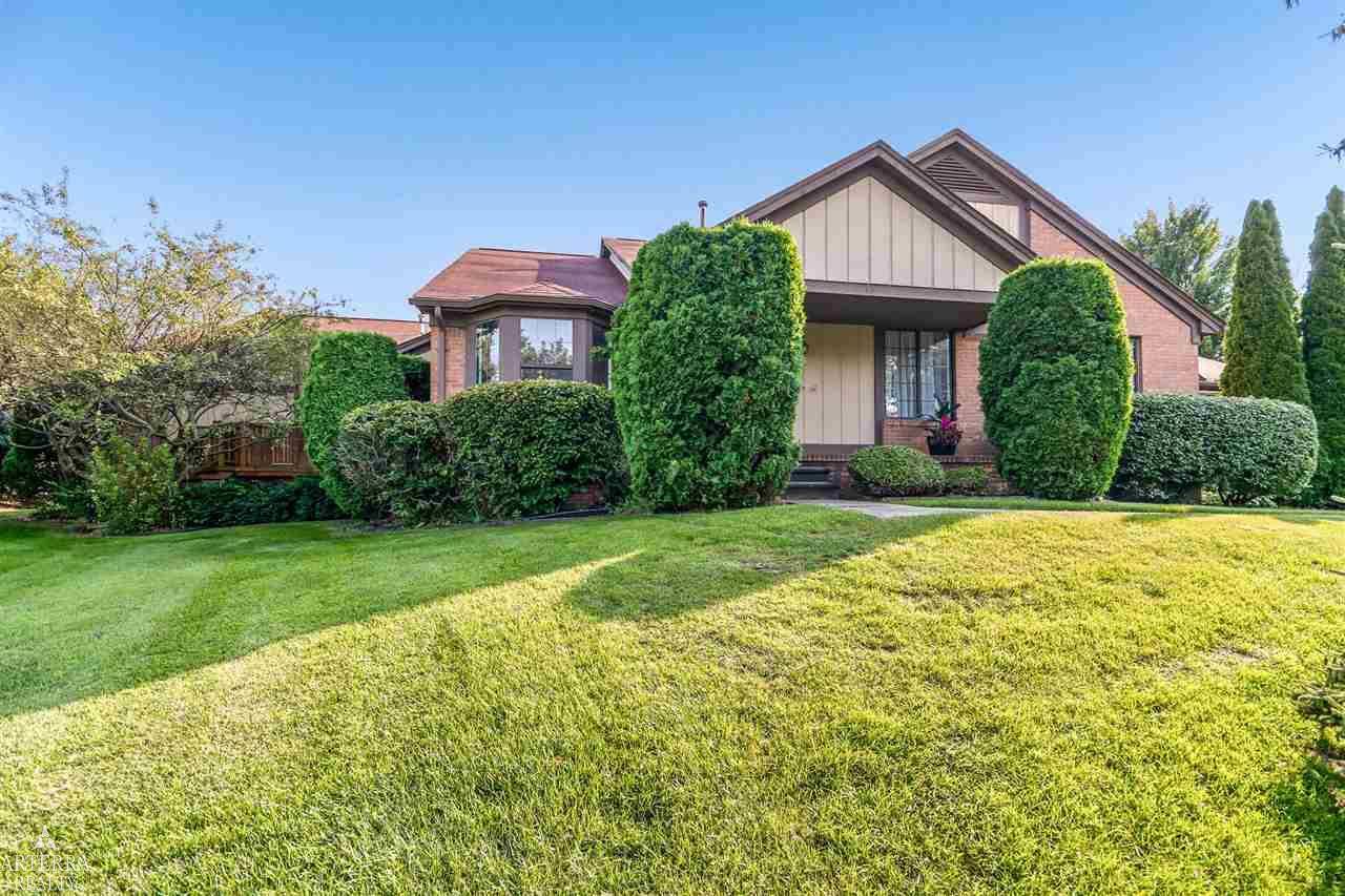 32 Meadow Wood DR, Rochester Hills, MI 48307