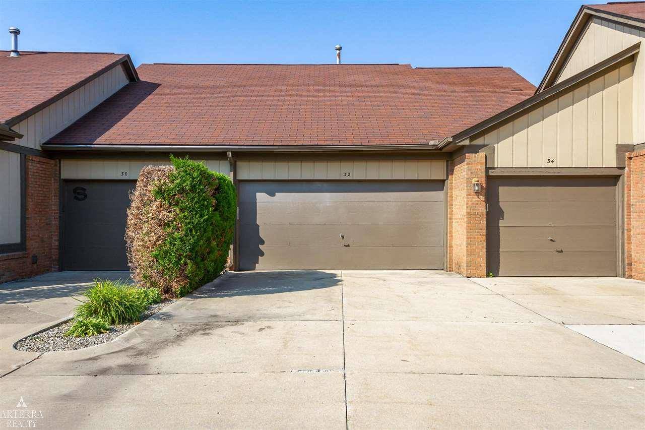 32 Meadow Wood DR, Rochester Hills, MI 48307