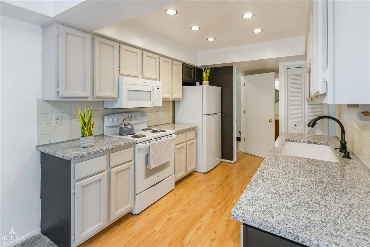 32 Meadow Wood DR, Rochester Hills, MI 48307