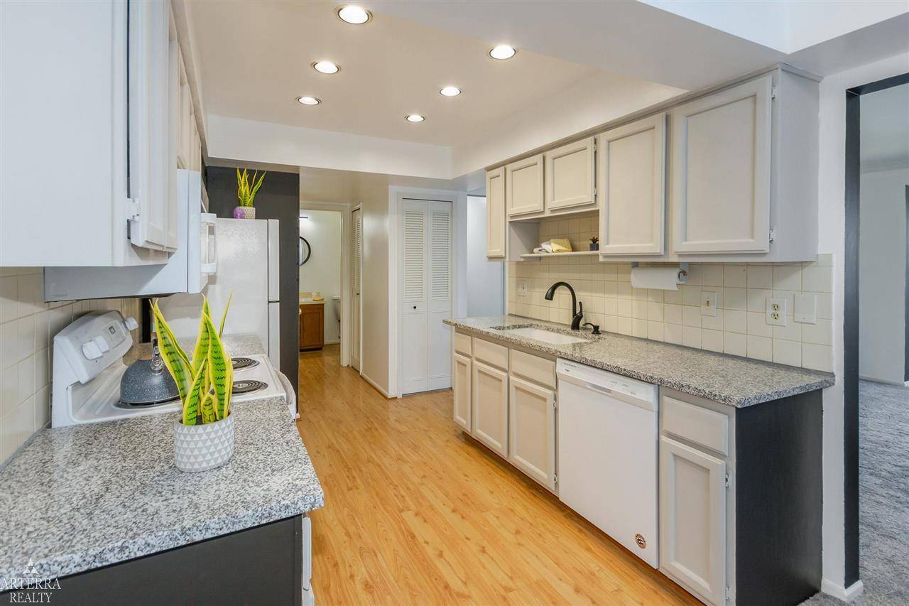 32 Meadow Wood DR, Rochester Hills, MI 48307