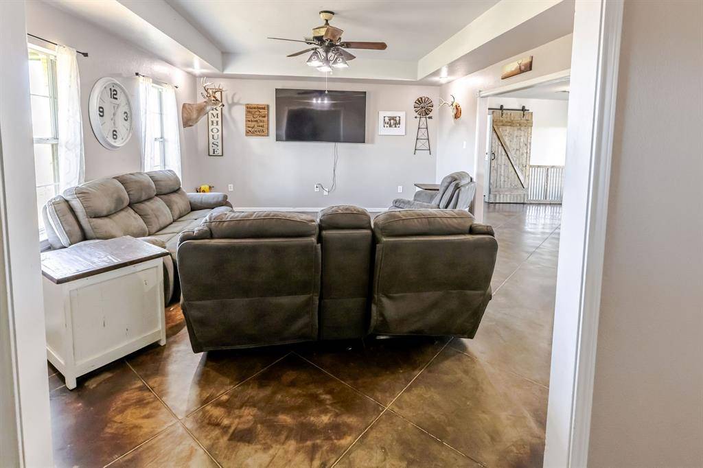 1727 Lcr 124, Mount Calm, TX 76673