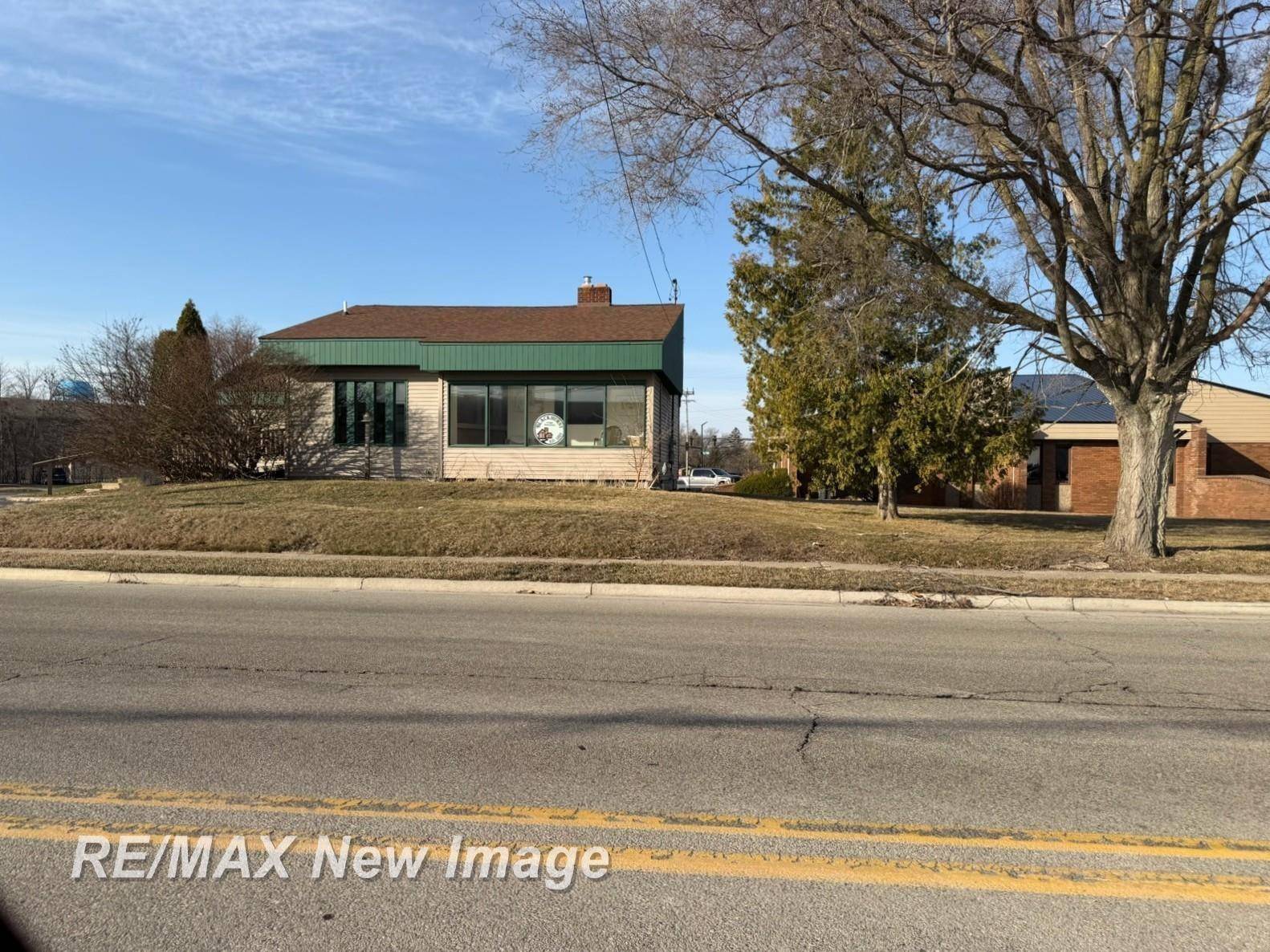 402 Bayliss ST, Midland, MI 48640