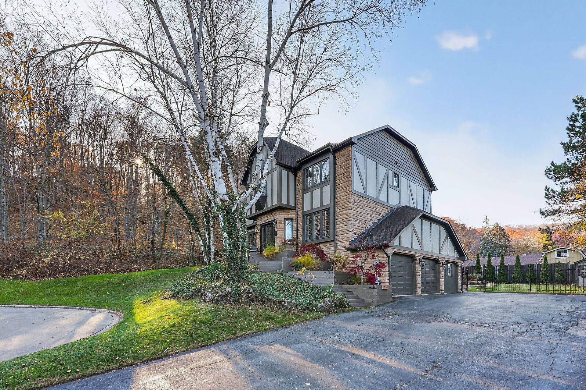 40 Parkwood RD, Grimsby, ON L3M 4K9