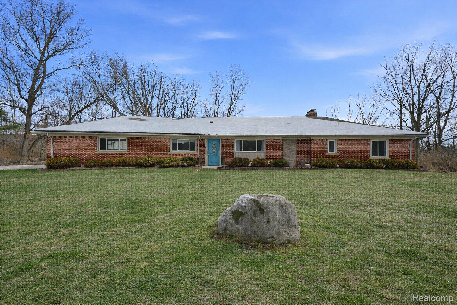 29750 Bristol LN, Bingham Farms Village, MI 48025