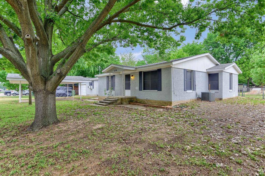 209 E Woodland Street, Collinsville, TX 76233