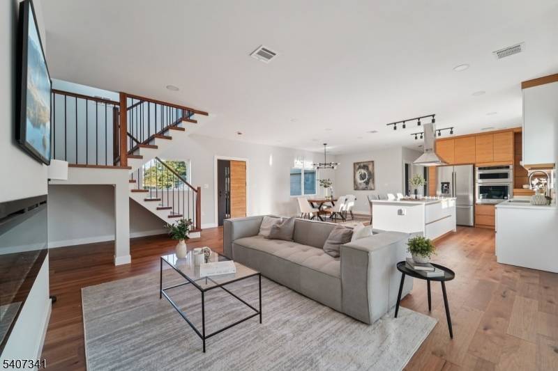 27 Sullivan Dr, Emerson Boro, NJ 07630