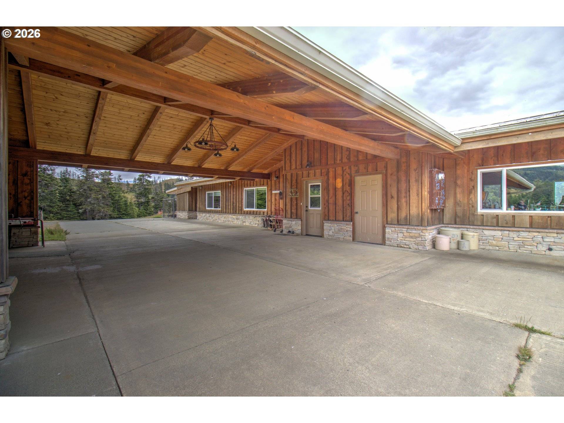 94621 N BANK ROGUE RIVER RD, Gold Beach, OR 97444