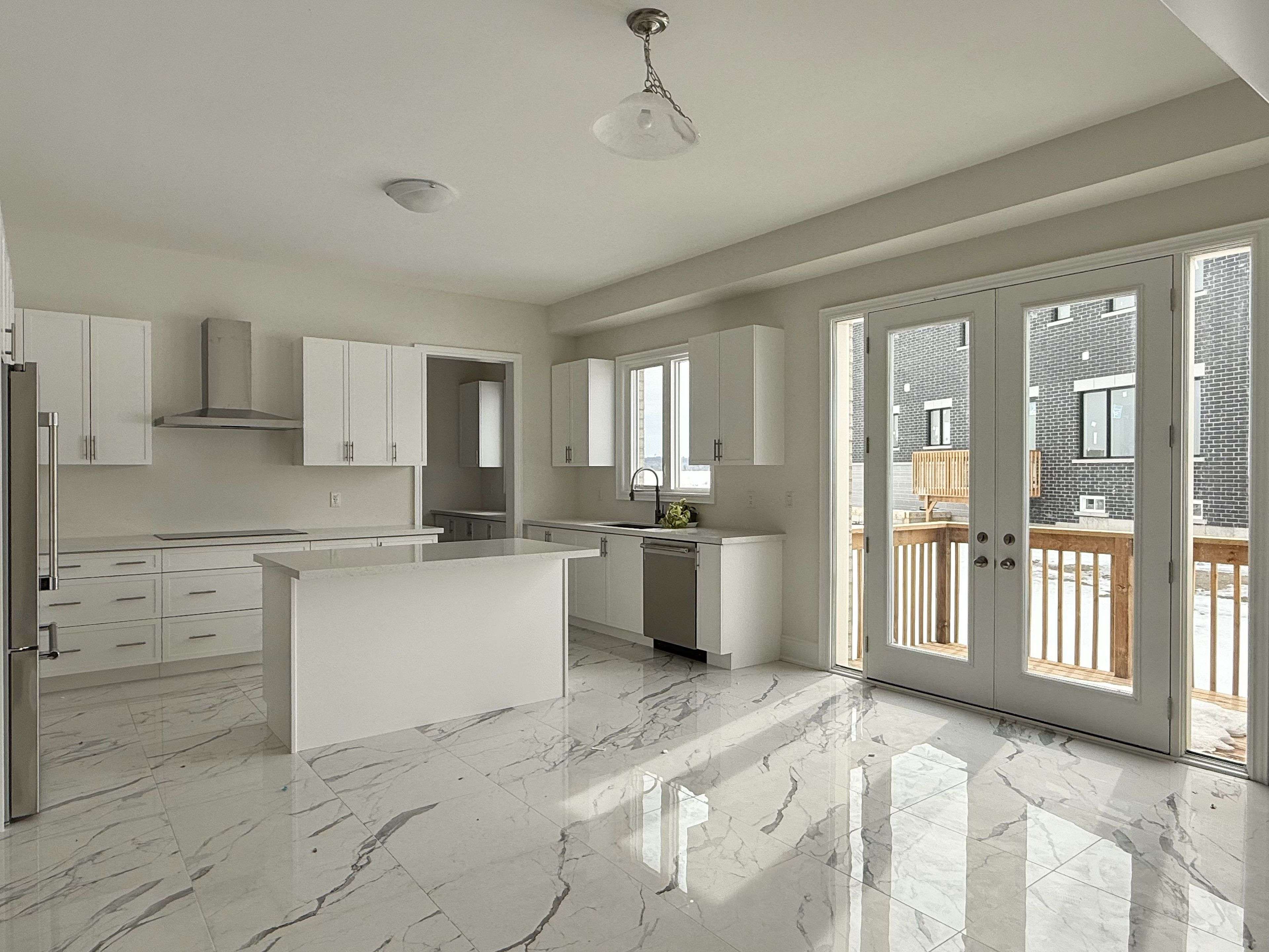 33 Cecil Saunders DR, Georgina, ON L4P 0T3