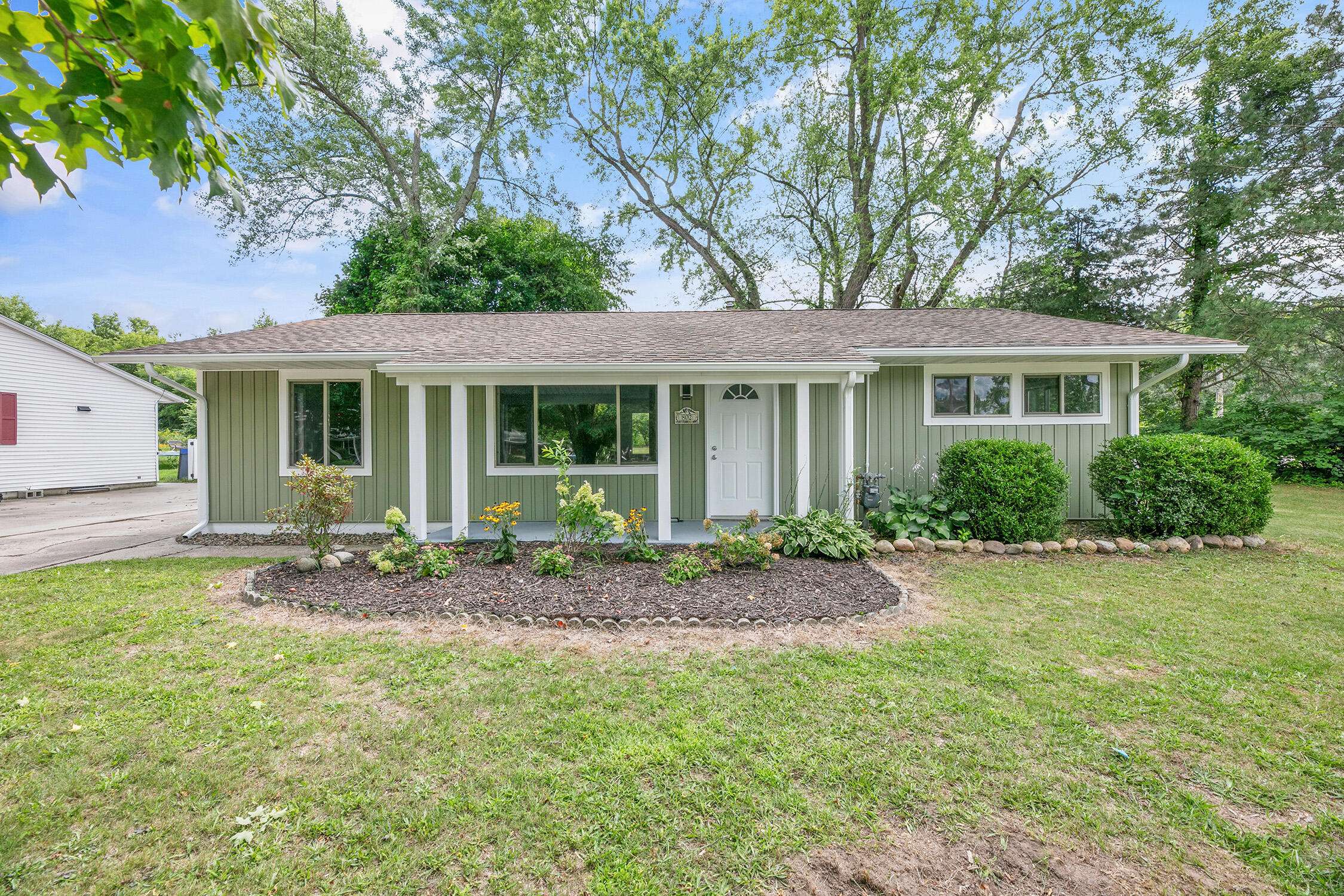 802 Carrol ST, Buchanan City, MI 49107