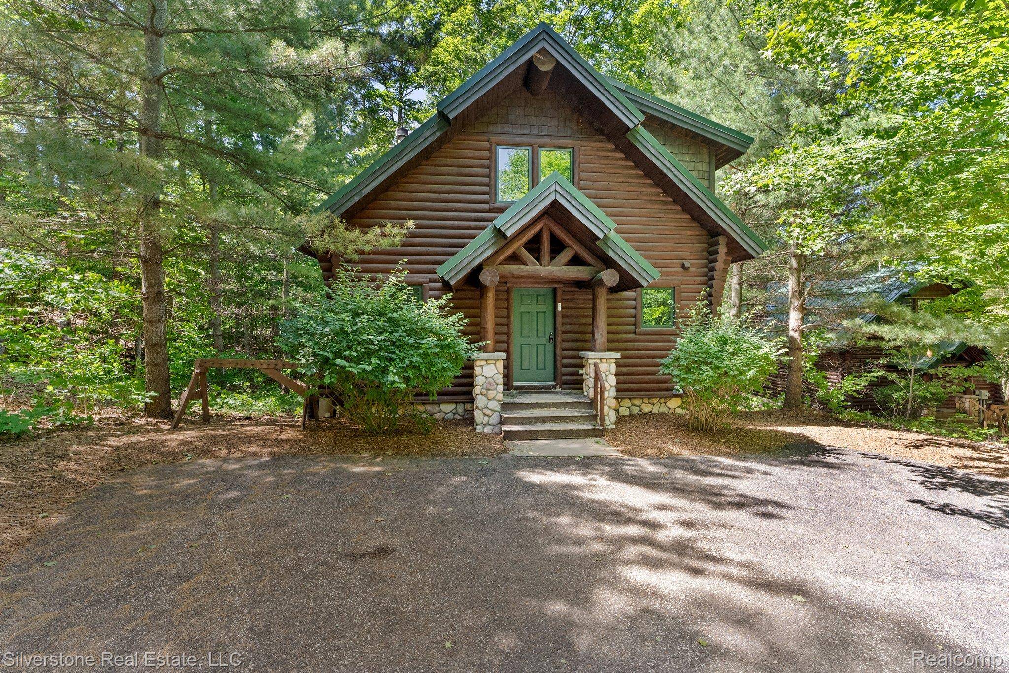 908 Cabin DR, Boyne City, MI 49712