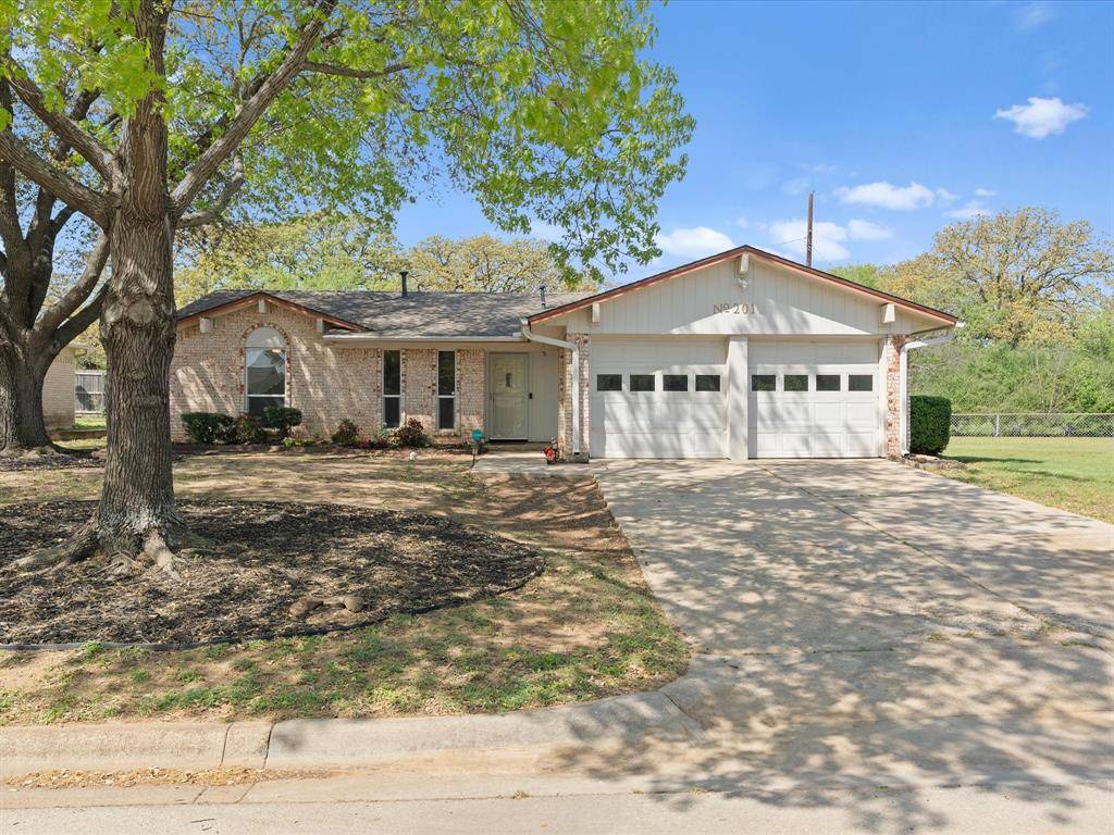 201 Bluebird Circle, Denton, TX 76209