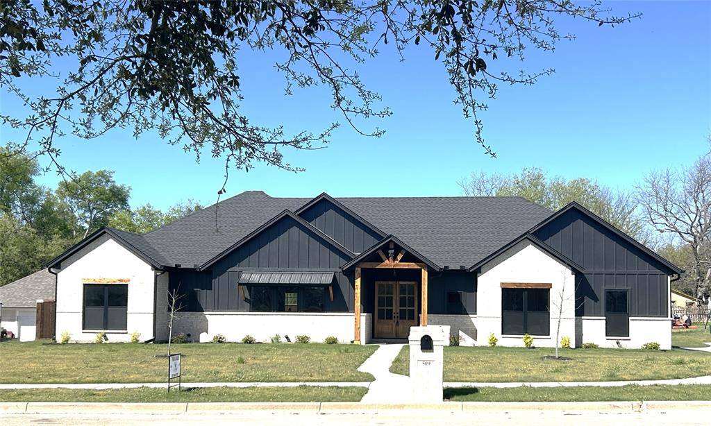 509 Emma Street, Grandview, TX 76050