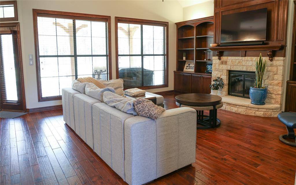 284 Stonewolf Court, Gordonville, TX 76245