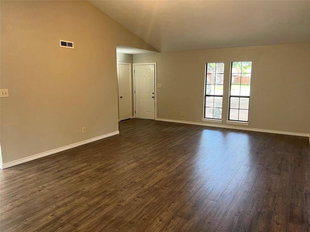 905 Camino Court, Grand Prairie, TX 75052