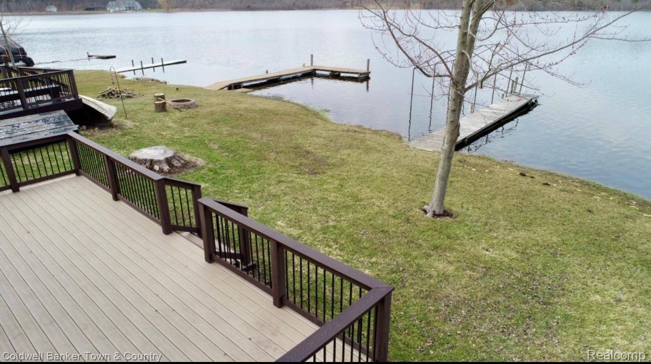 2705 Melvin DR, Hamburg Township, MI 48169