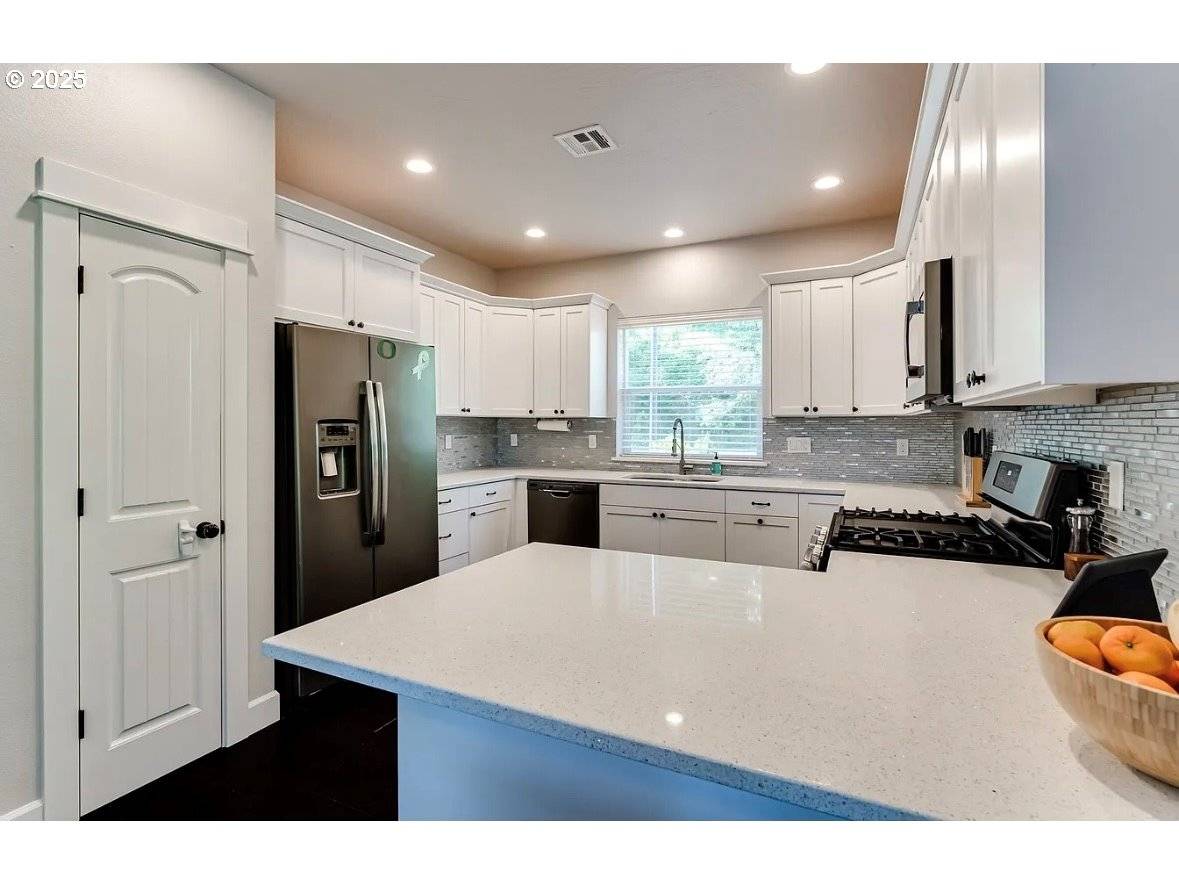 6884 Forrest Ridge DR, Springfield, OR 97478