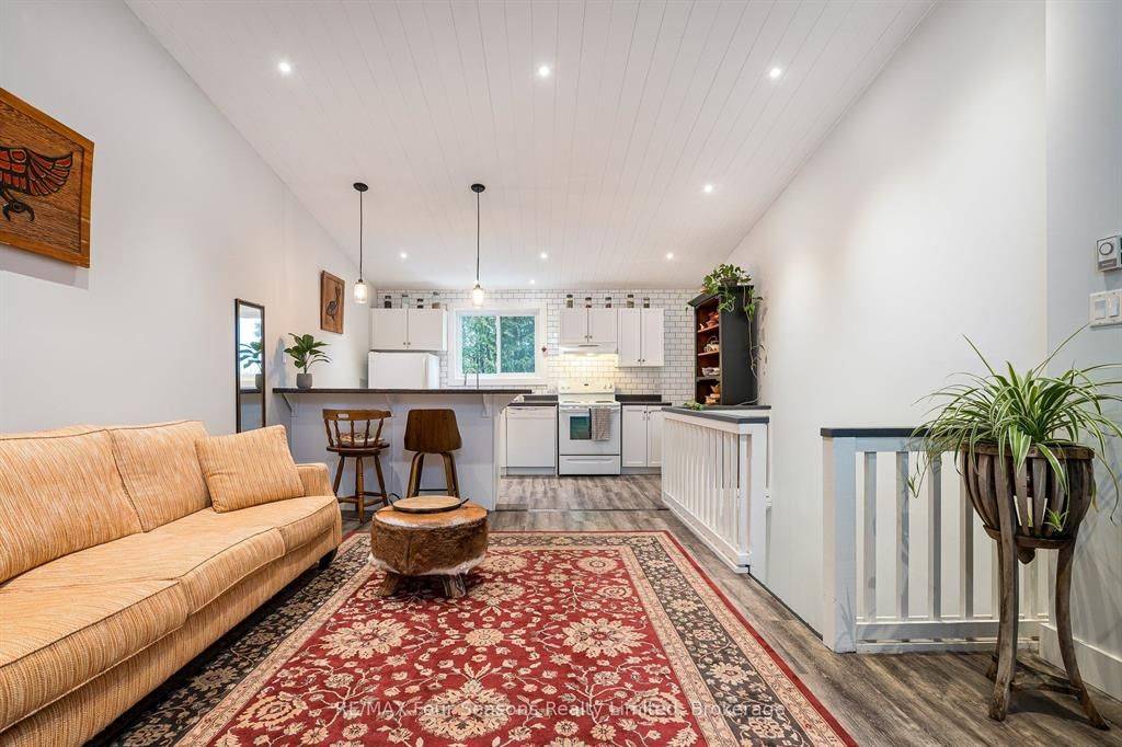 5 Dawson DR #326, Collingwood, ON L9Y 5B4