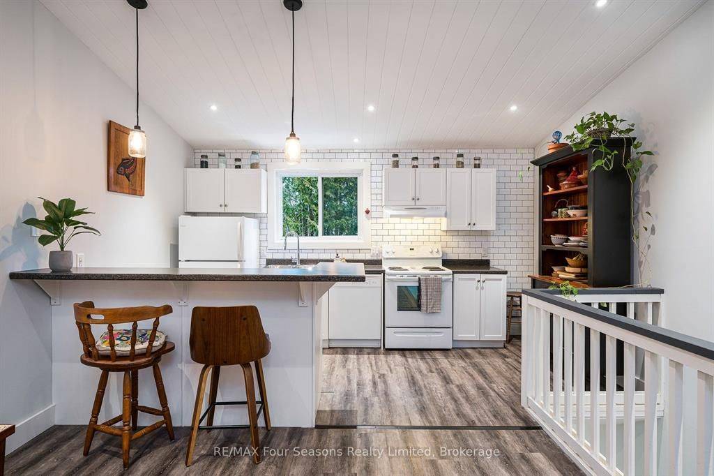 5 Dawson DR #326, Collingwood, ON L9Y 5B4