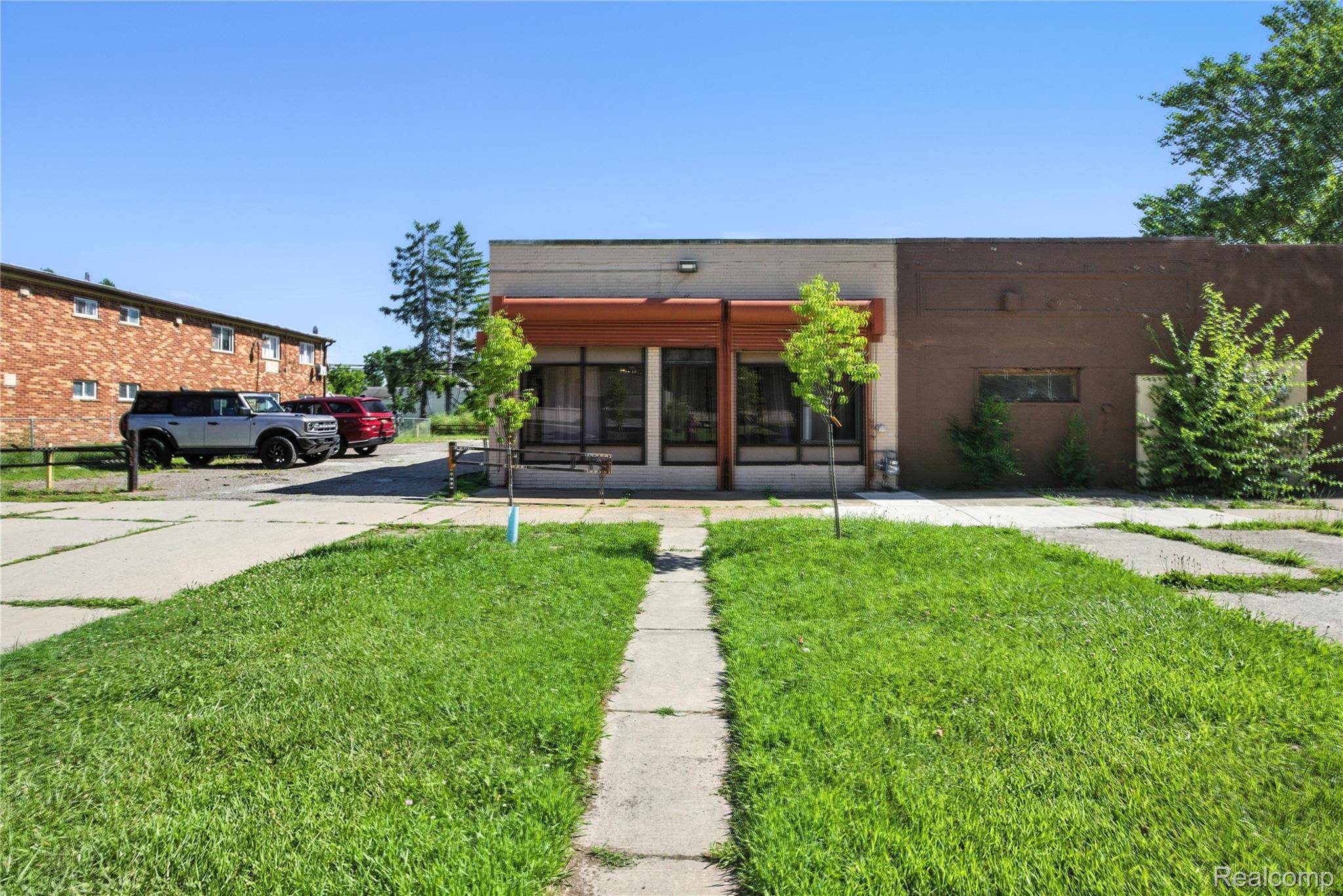 18729 Schoolcraft, Detroit, MI 48223