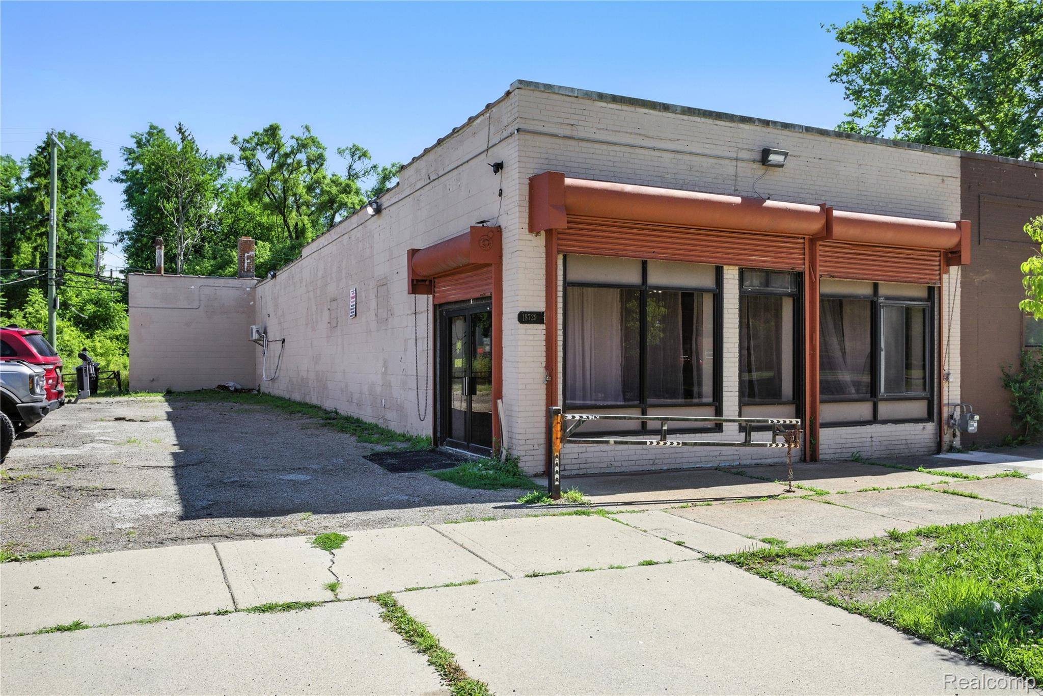 18729 Schoolcraft, Detroit, MI 48223