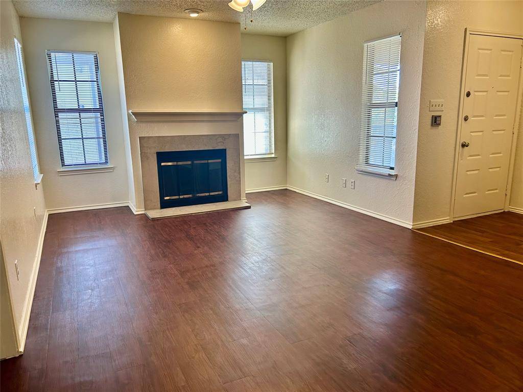 409 Crest Line Drive, Arlington, TX 76012