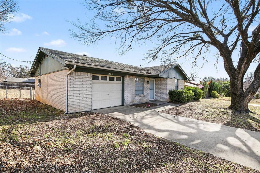 229 Mountain View Drive, Azle, TX 76020