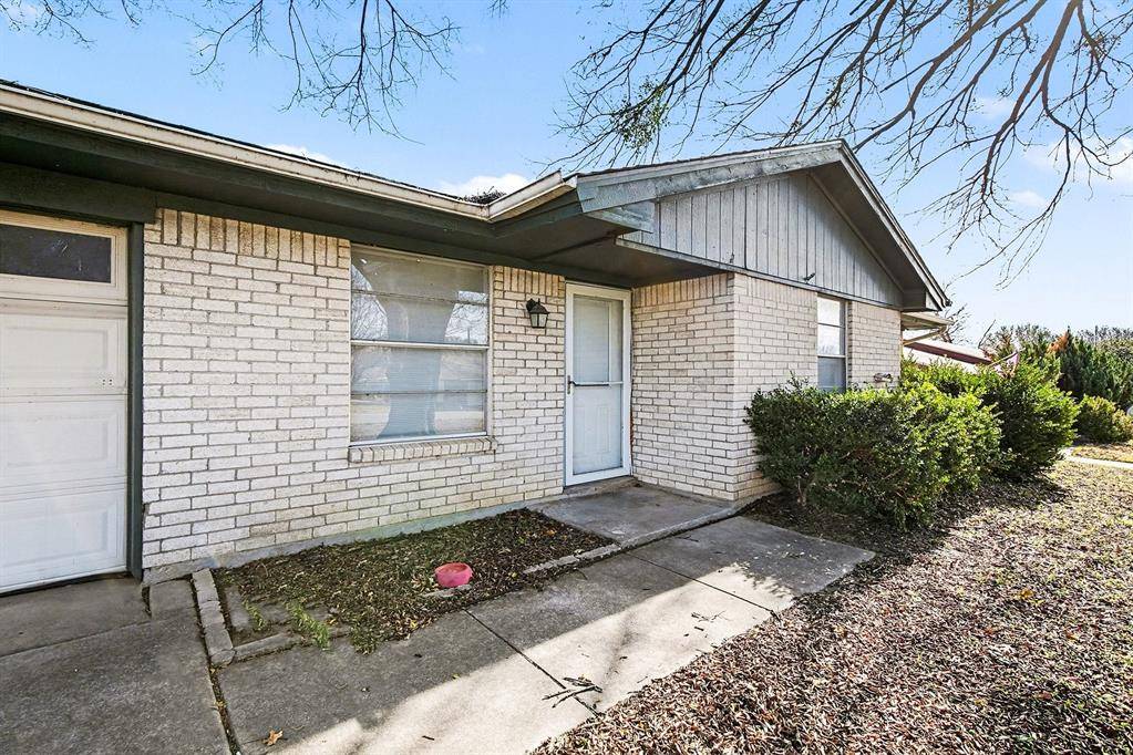 229 Mountain View Drive, Azle, TX 76020