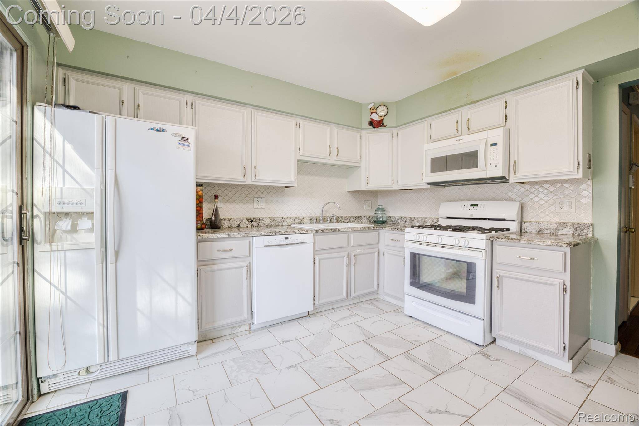 25178 Maplebrooke DR, Southfield, MI 48033