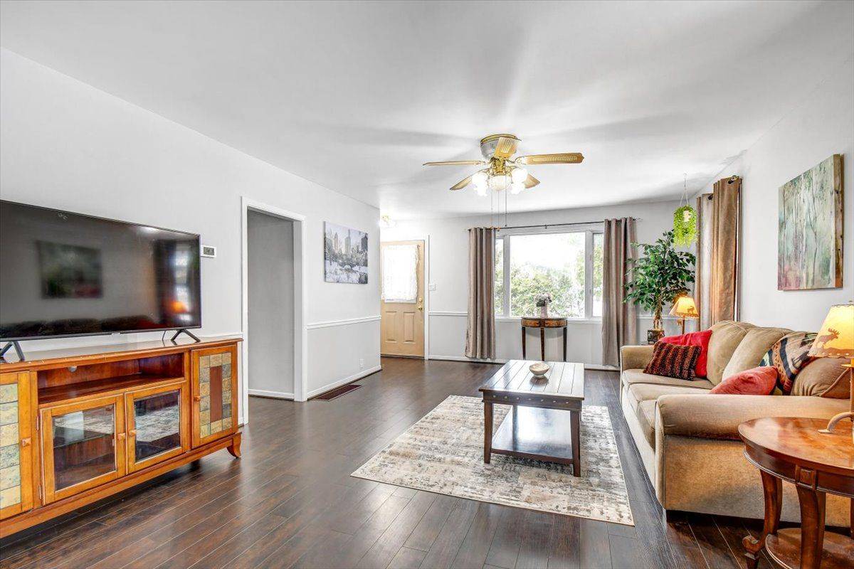 9 Quarry RD, Bancroft, ON K0L 1C0