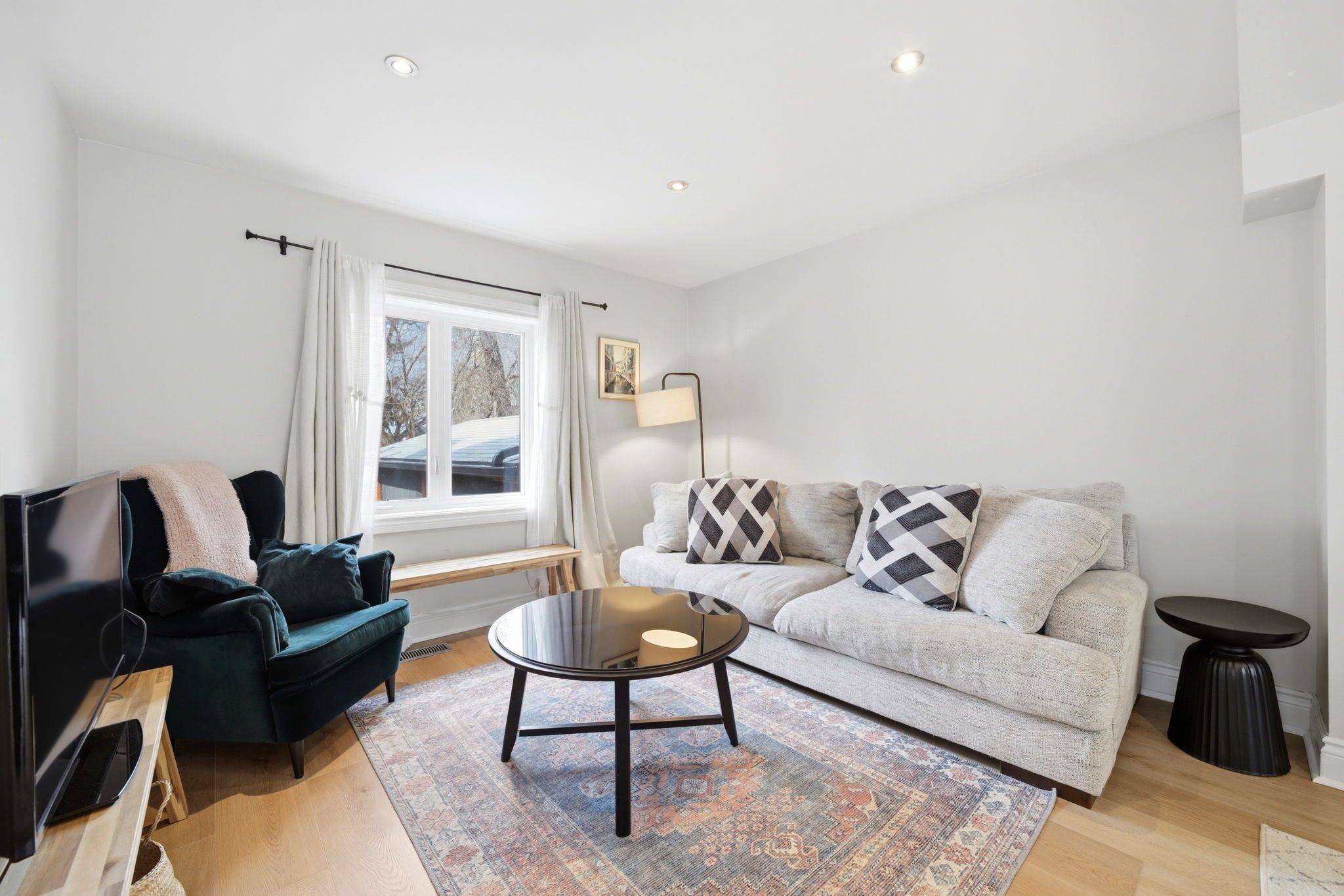 24 Glenburn AVE #Upper, Toronto E03, ON M4B 2X2