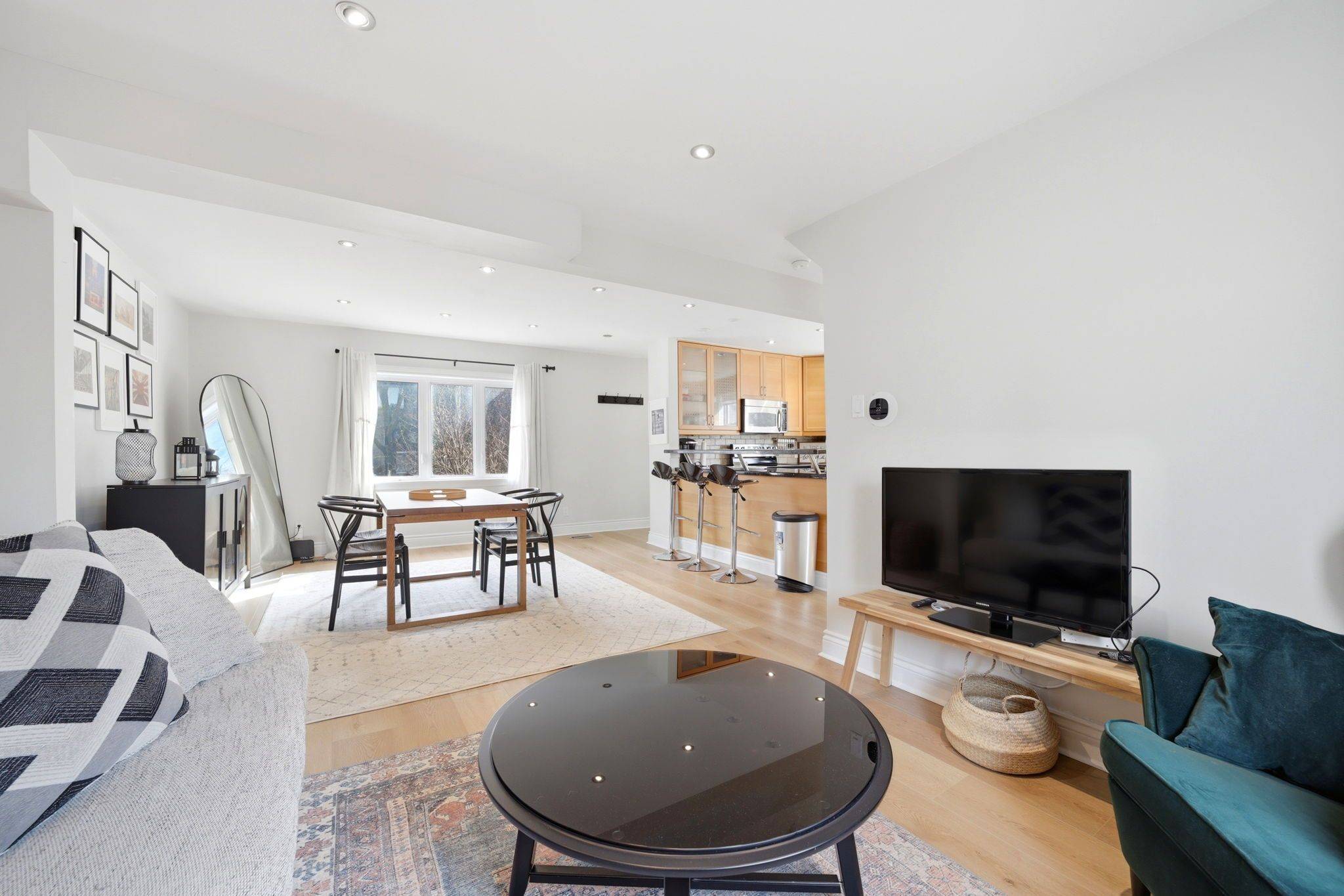 24 Glenburn AVE #Upper, Toronto E03, ON M4B 2X2