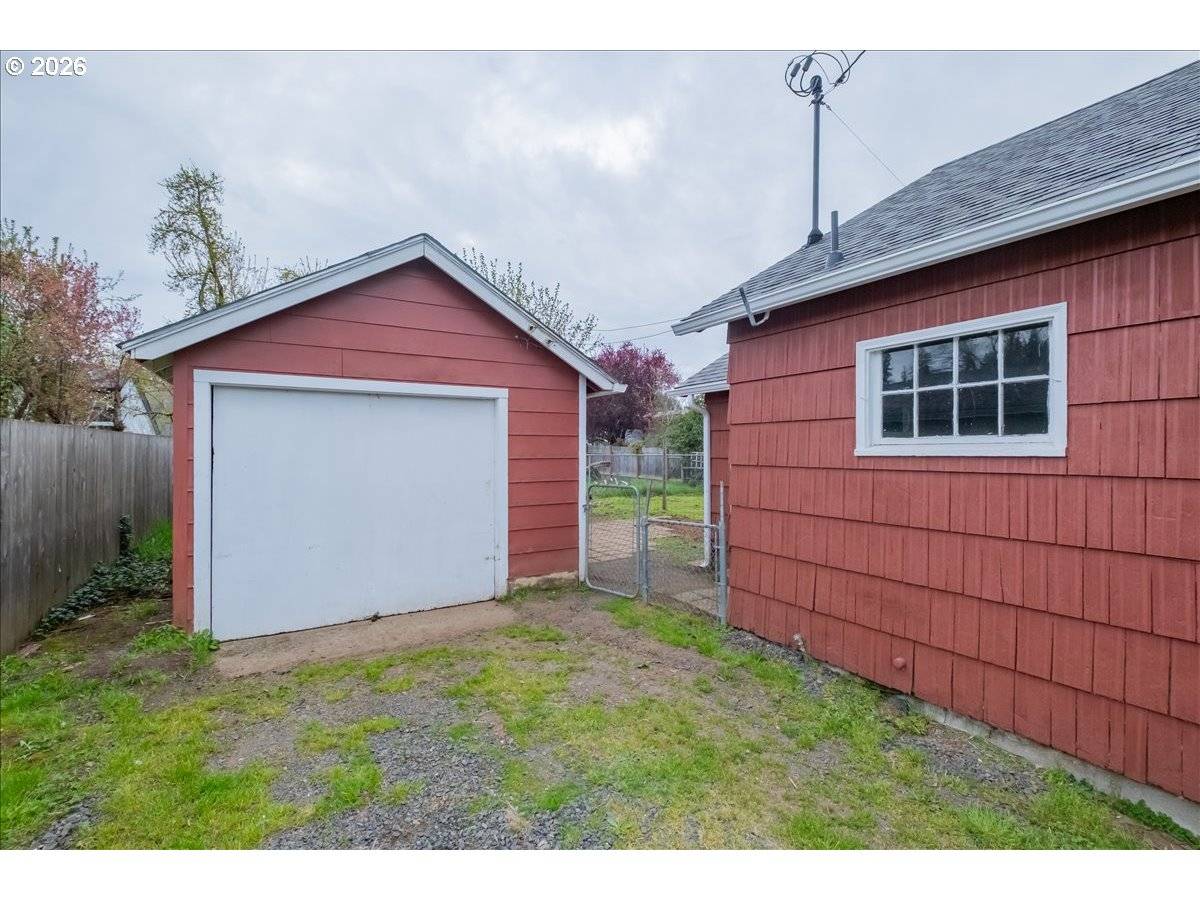 1132 2ND AVE, Sweet Home, OR 97386