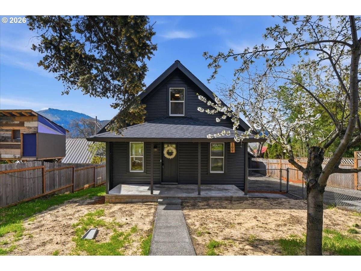 109 W JEFFERSON ST, Bingen, WA 98605