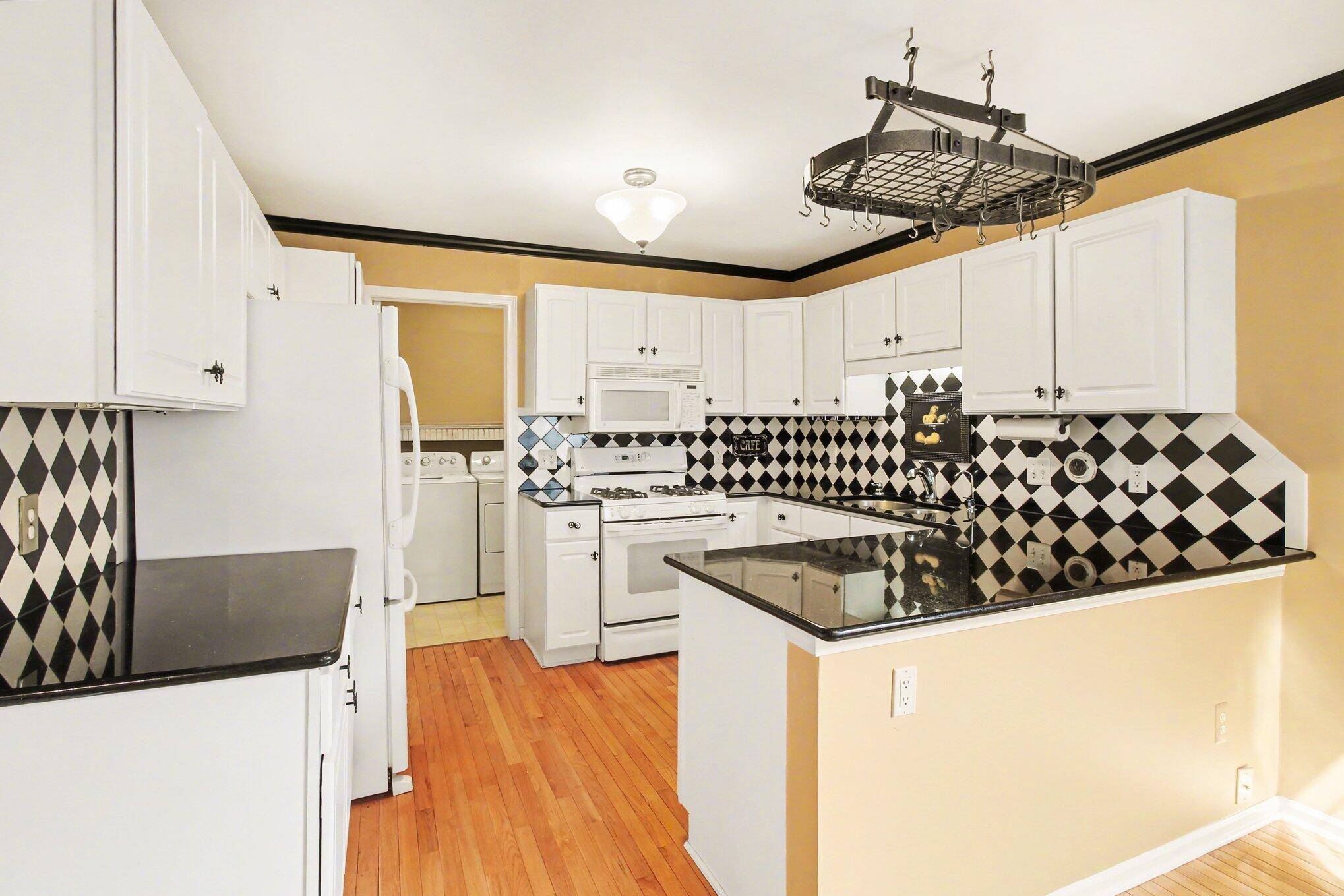 306 Pineknoll CT, Brighton City, MI 48116