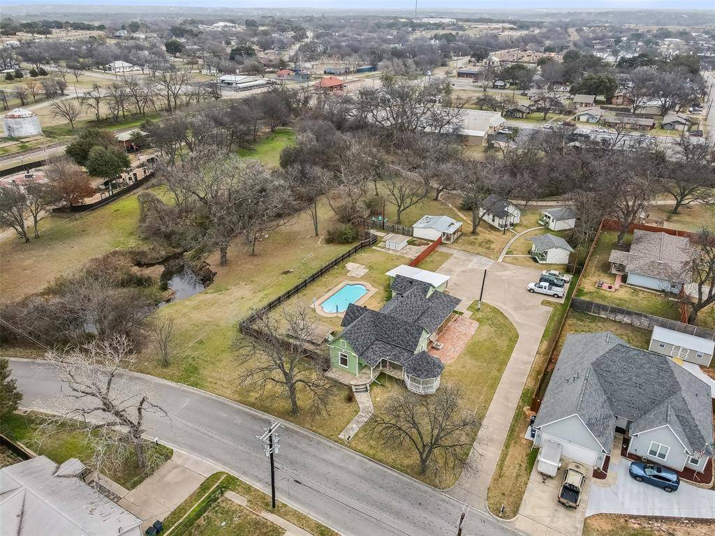 512 N Travis Street, Granbury, TX 76048