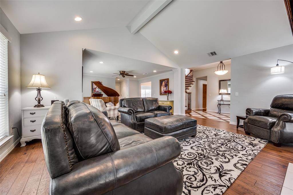 1113 Derbyshire Lane, Carrollton, TX 75007