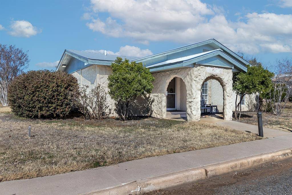 305 W Dallas Street, Llano, TX 78643
