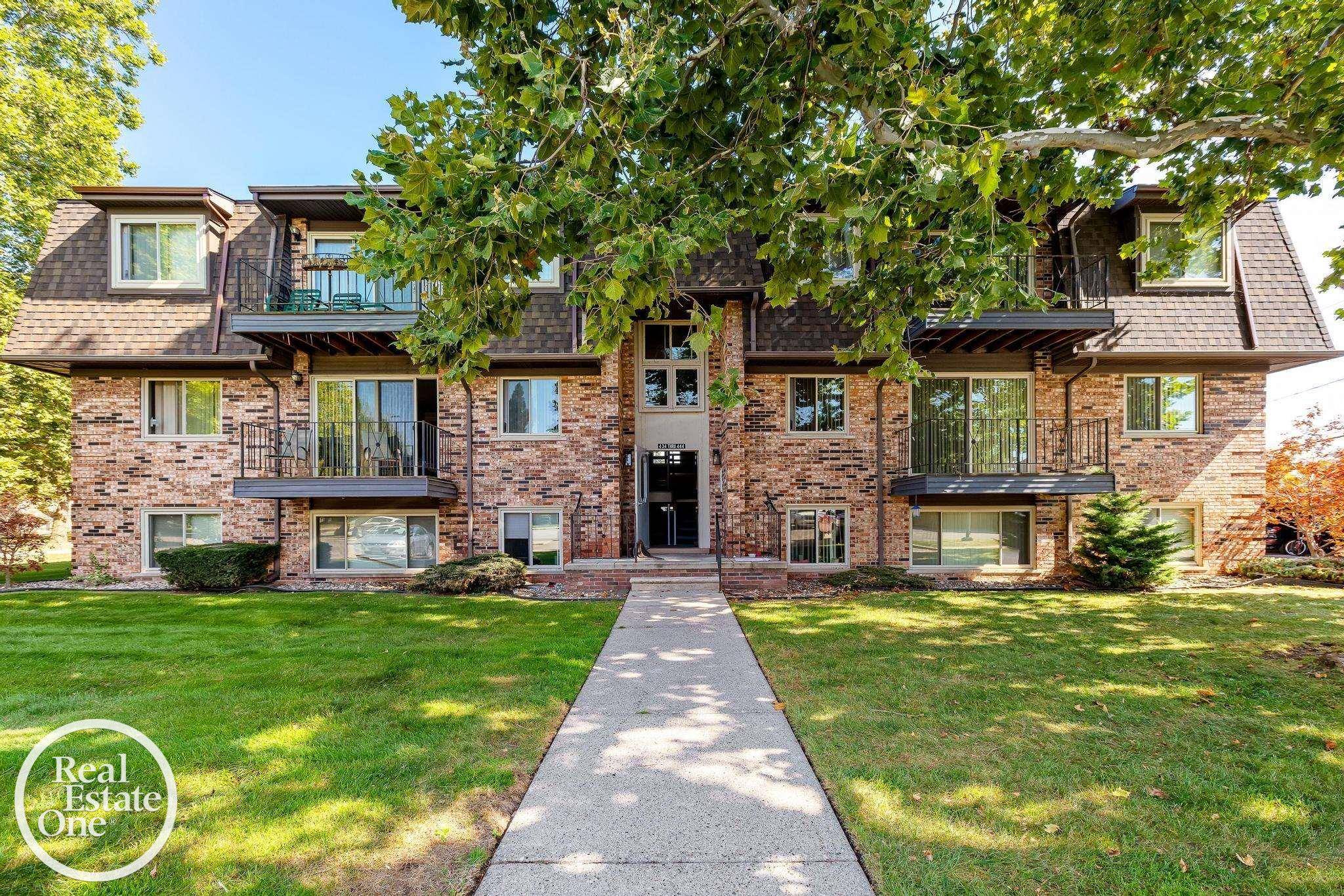 443 Riviera DR, St Clair Shores, MI 48080