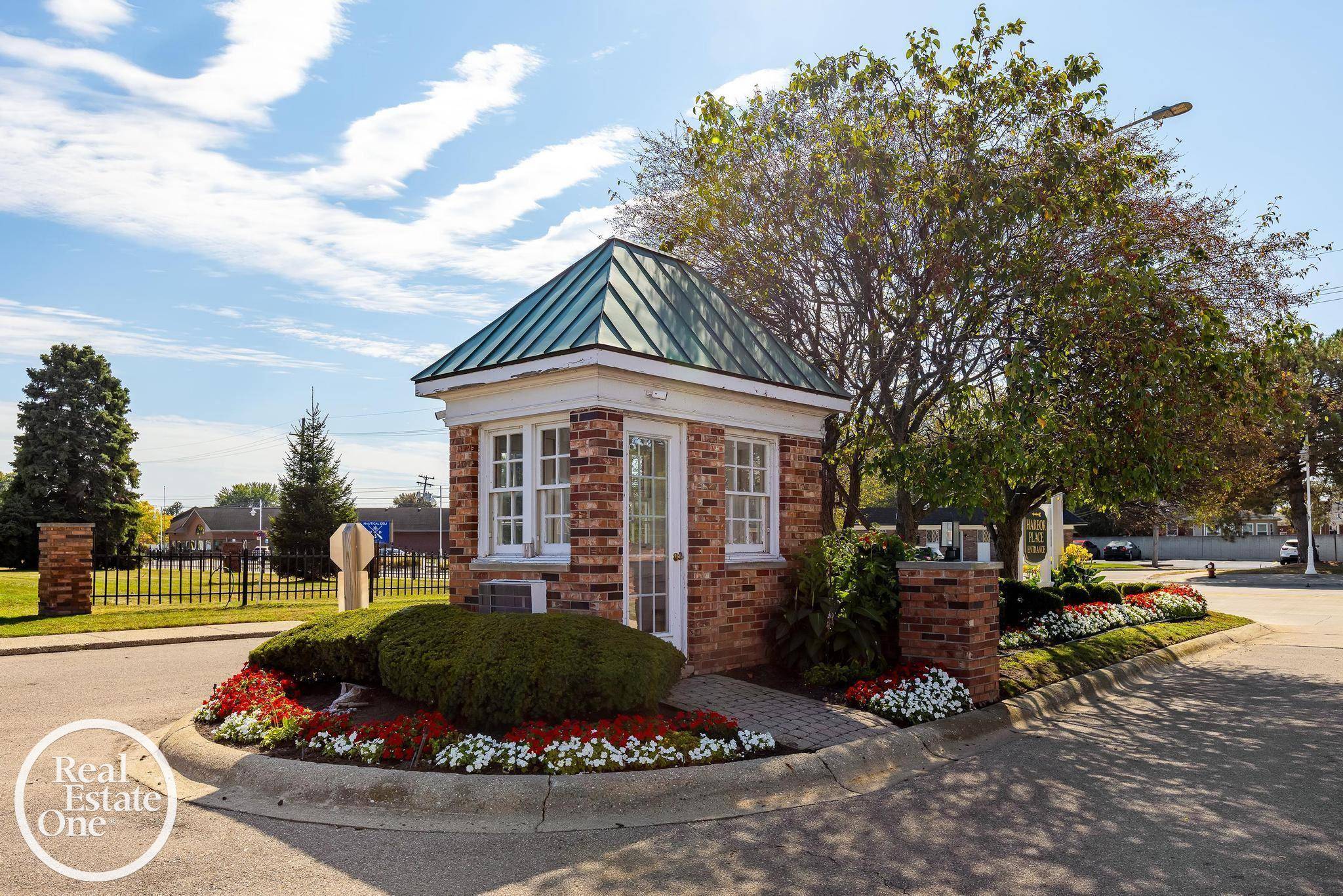 443 Riviera DR, St Clair Shores, MI 48080