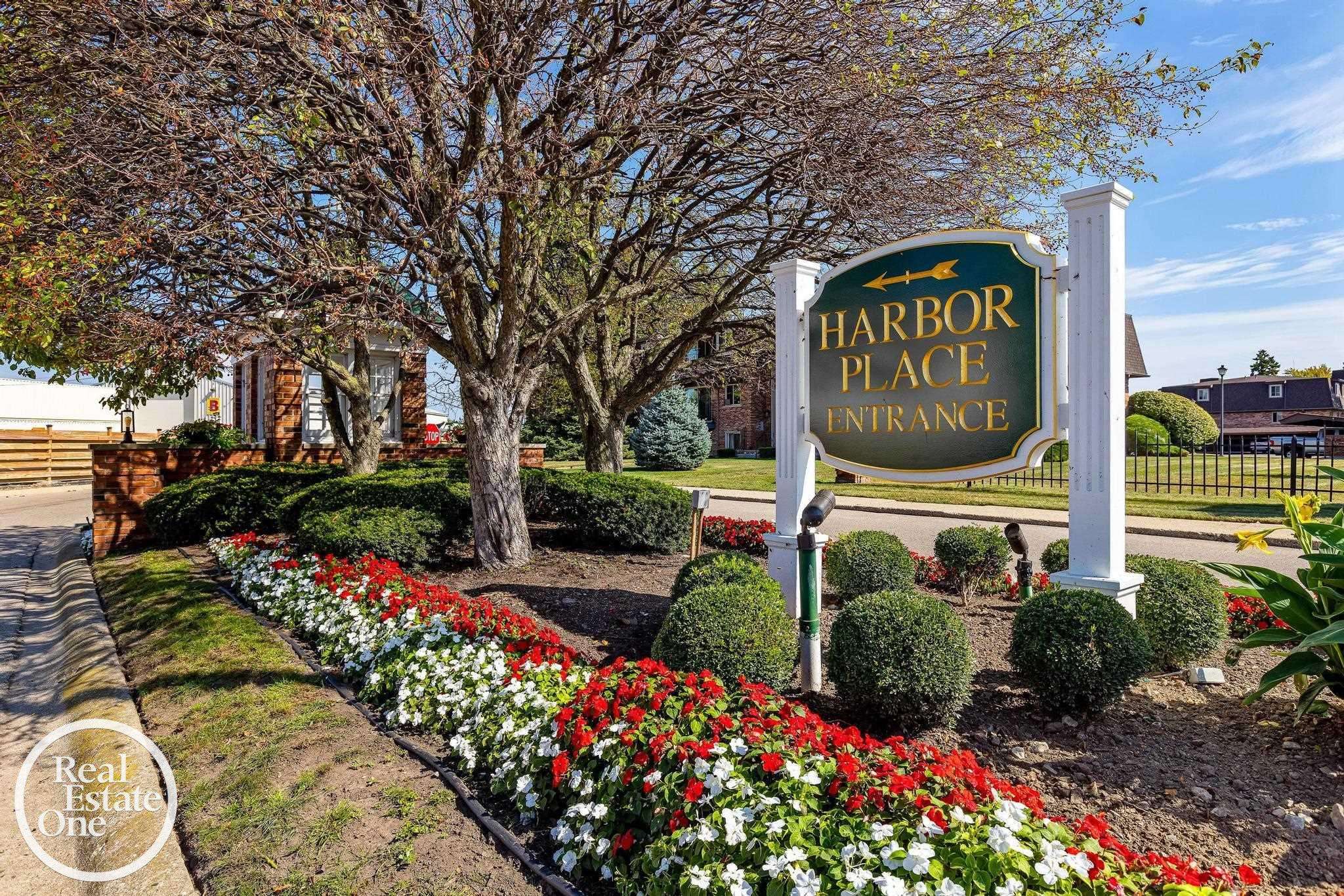 443 Riviera DR, St Clair Shores, MI 48080