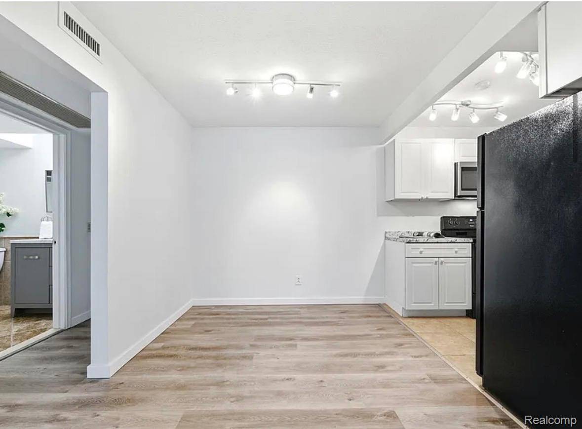 2375 Walton BLVD #8, Rochester Hills, MI 48309