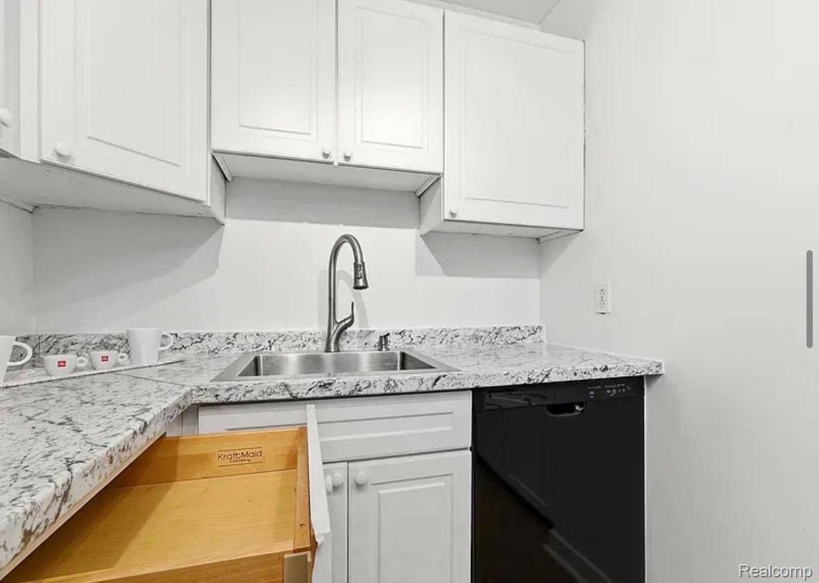 2375 Walton BLVD #8, Rochester Hills, MI 48309