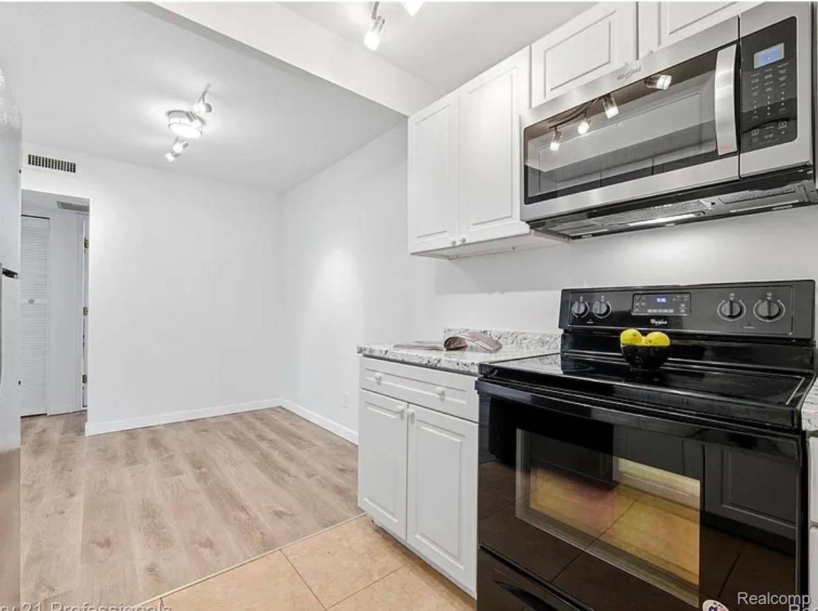 2375 Walton BLVD #8, Rochester Hills, MI 48309